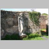 1079 ostia - regio v - insula vii - sede degli augustali (v,vii,1-2) - raum a (apsis) - trajanische grabstatue - re.jpg
